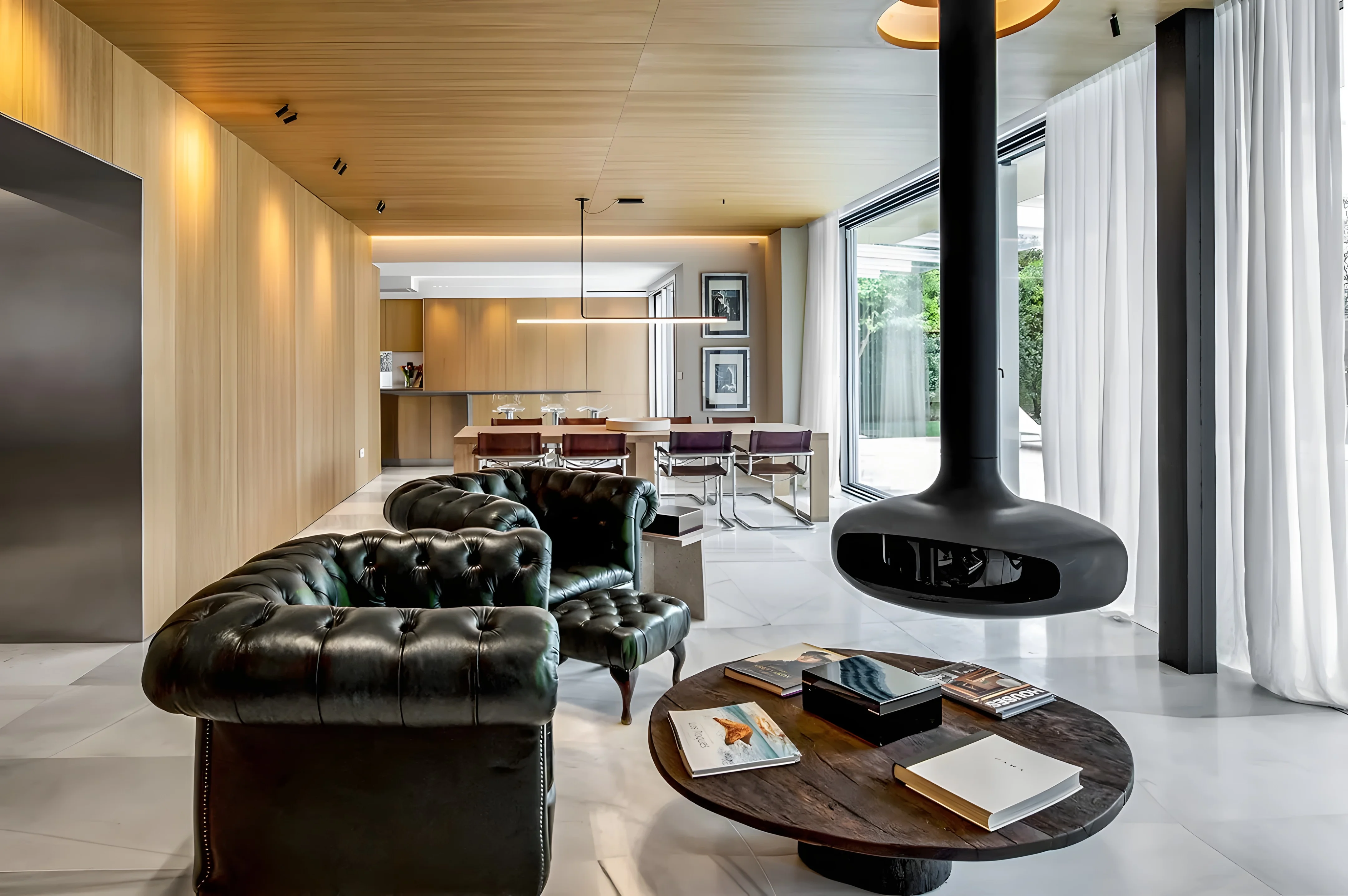 Salón con chimenea suspendida y frente de madera de un proyecto de Arline