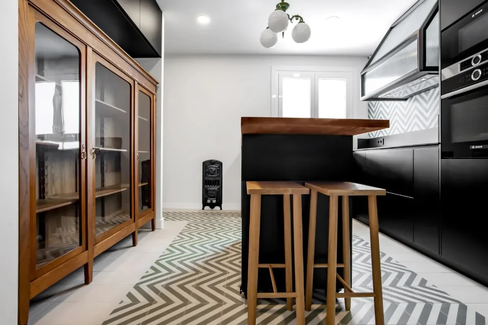 Cocina ecléctica con vitrina de madera recuperada y pavimento hidráulico