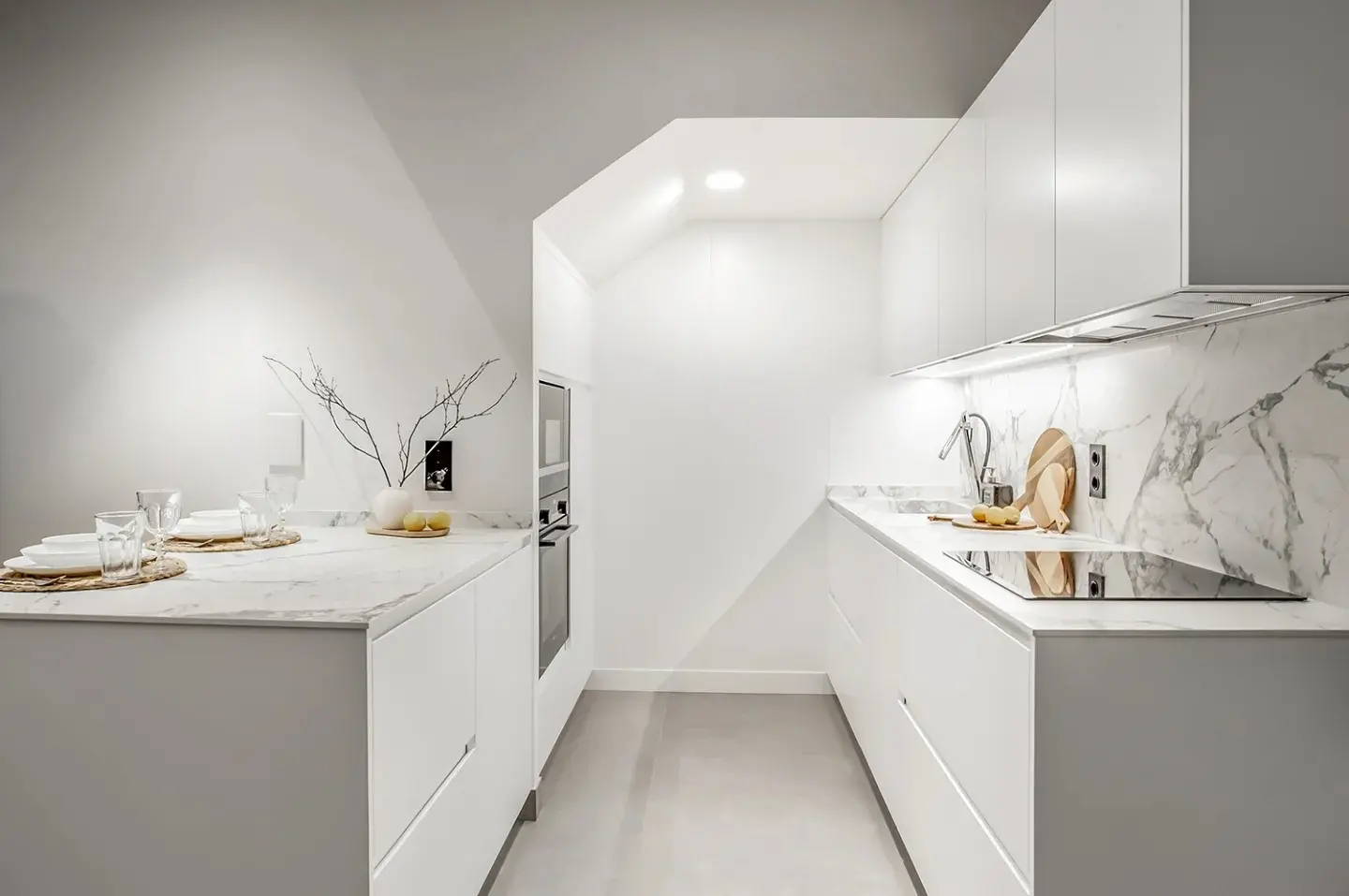 La cocina, moderna y limpia, bajo los cambios volumétricos del techo