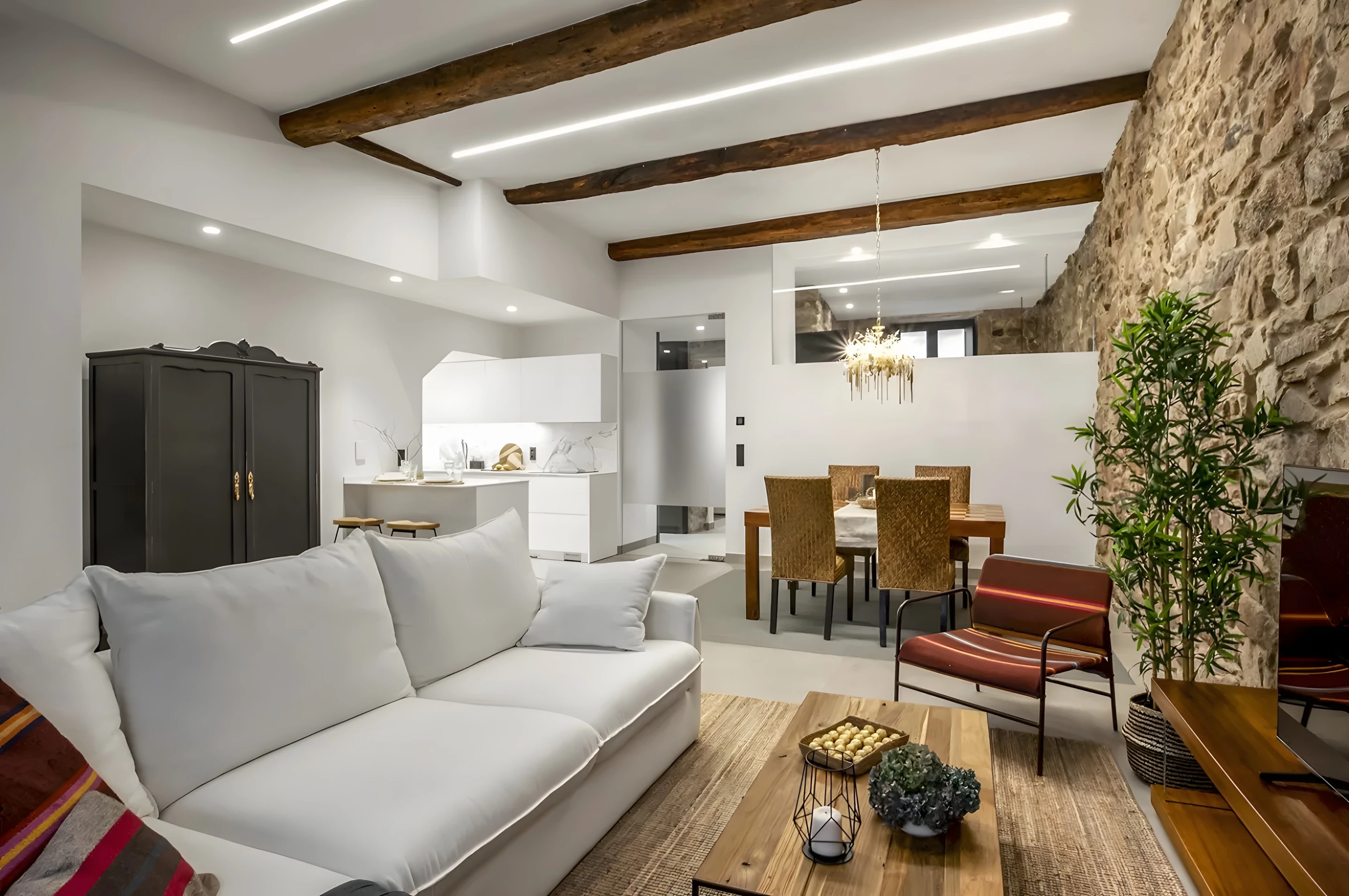Salón entre muros de piedra y vigas de madera restauradas