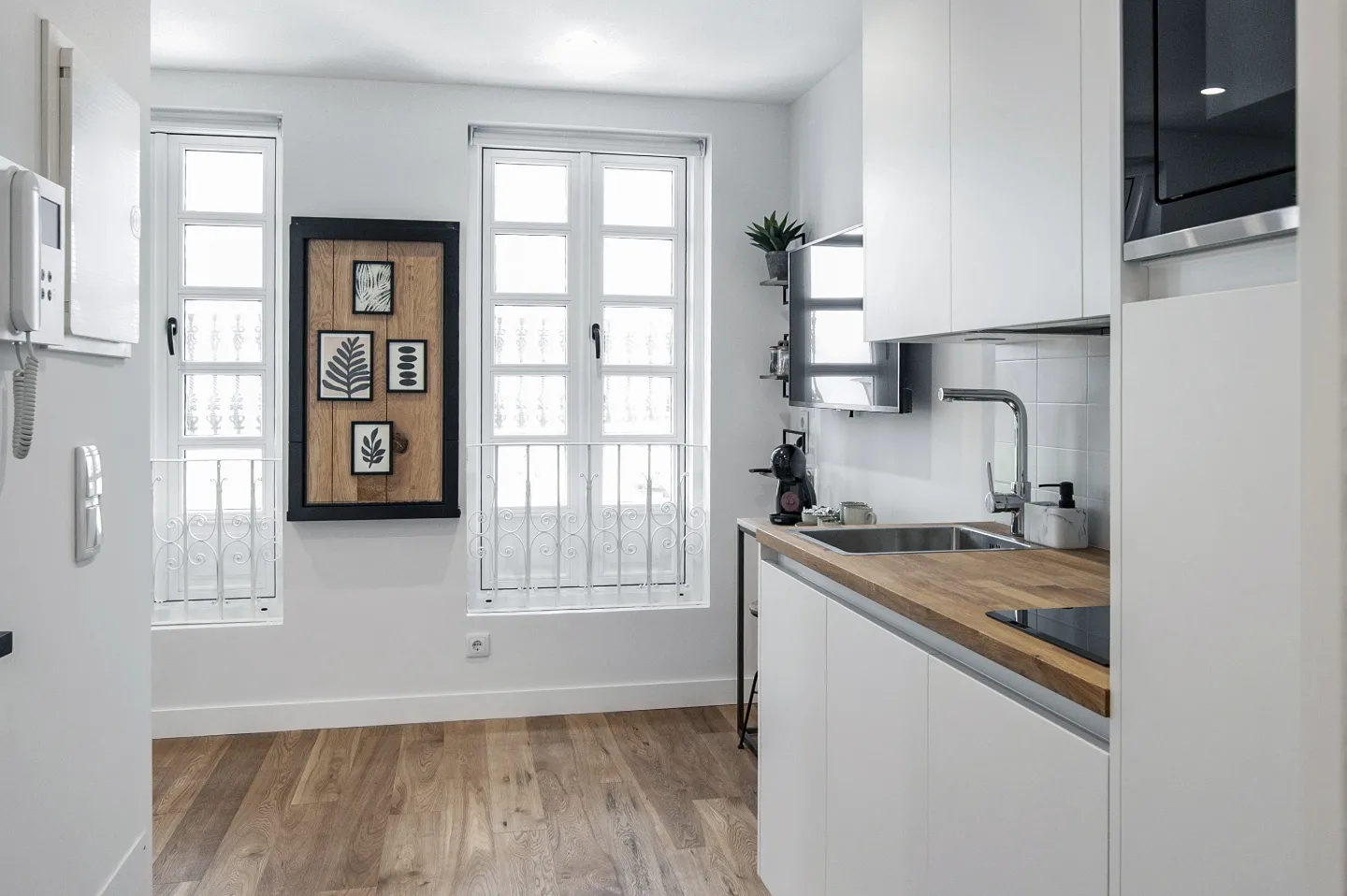 Una cocina compacta con todo lo necesario
