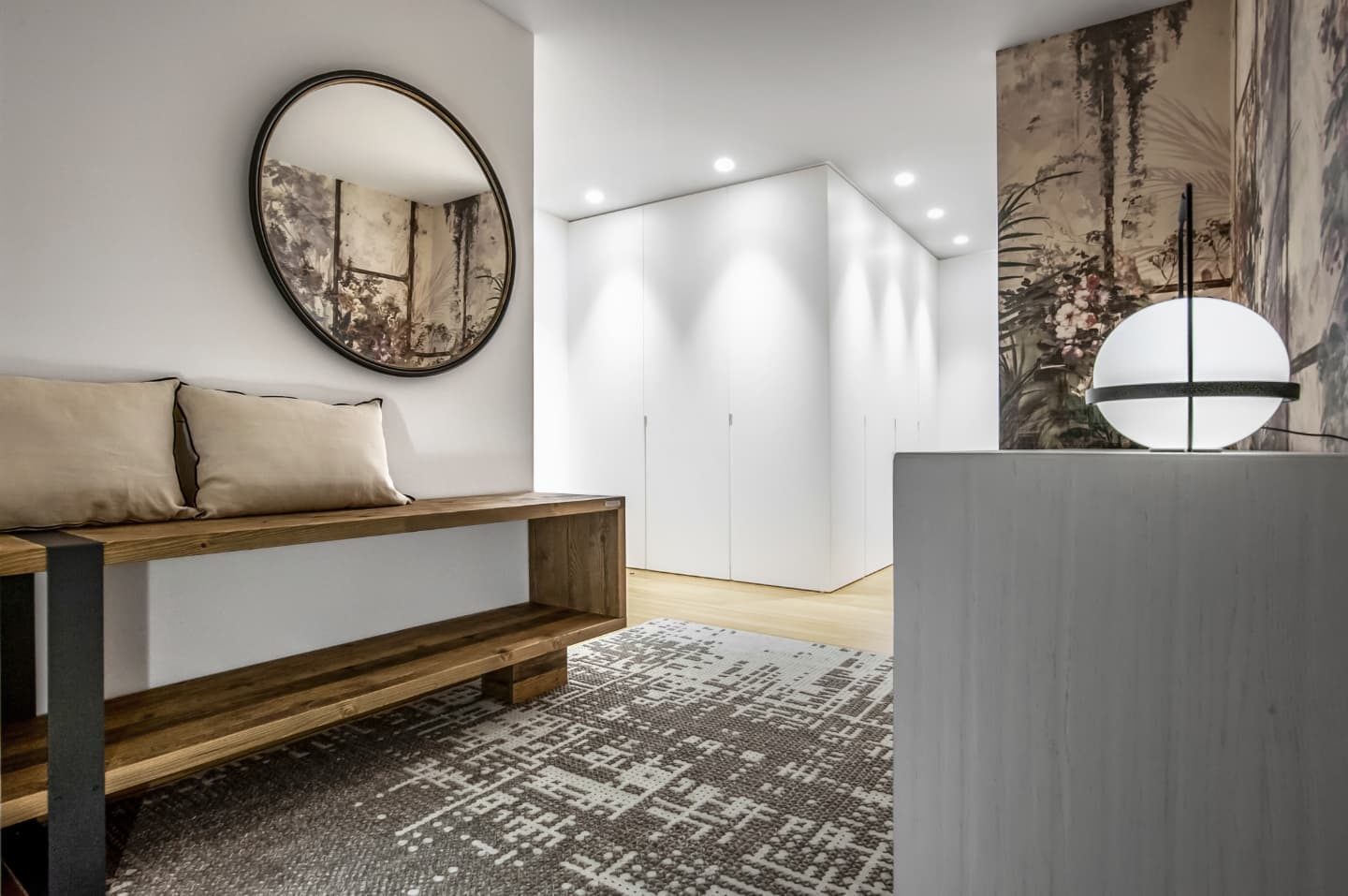 El vestidor, con banco de madera recuperada y espejo de latón