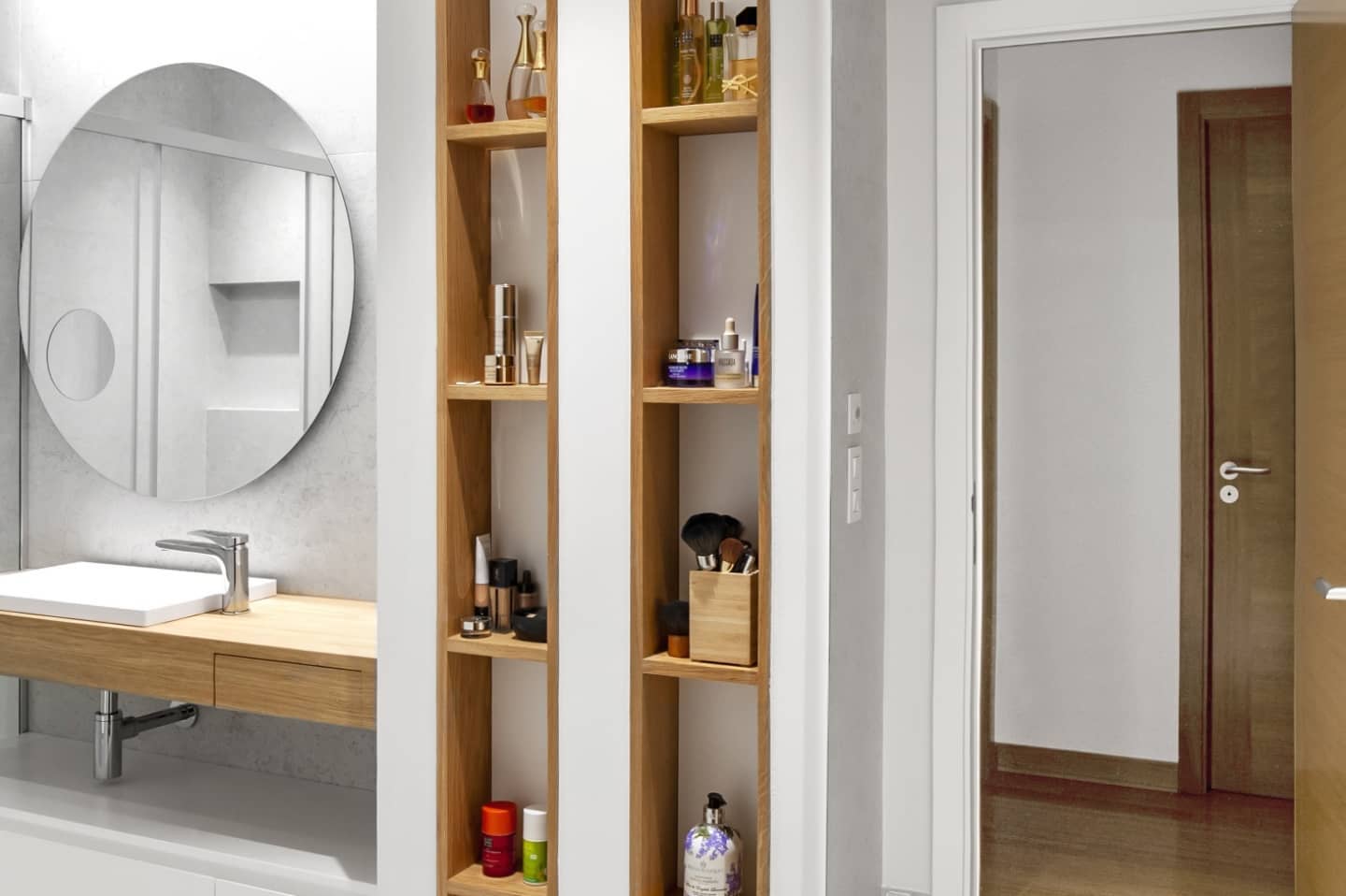 El tocador del baño, con nichos de roble a medida